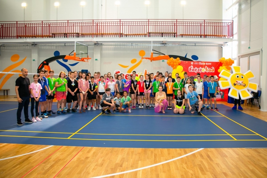 Фрезколиада събра близо 100 състезатели на силен турнир по бадминтон